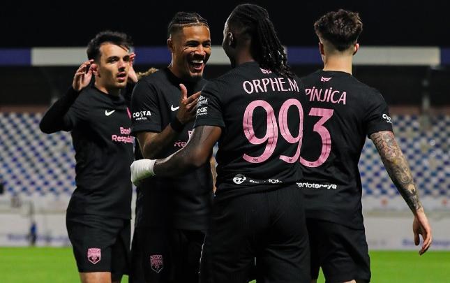 Futbolçular qol sevincini yaşayır